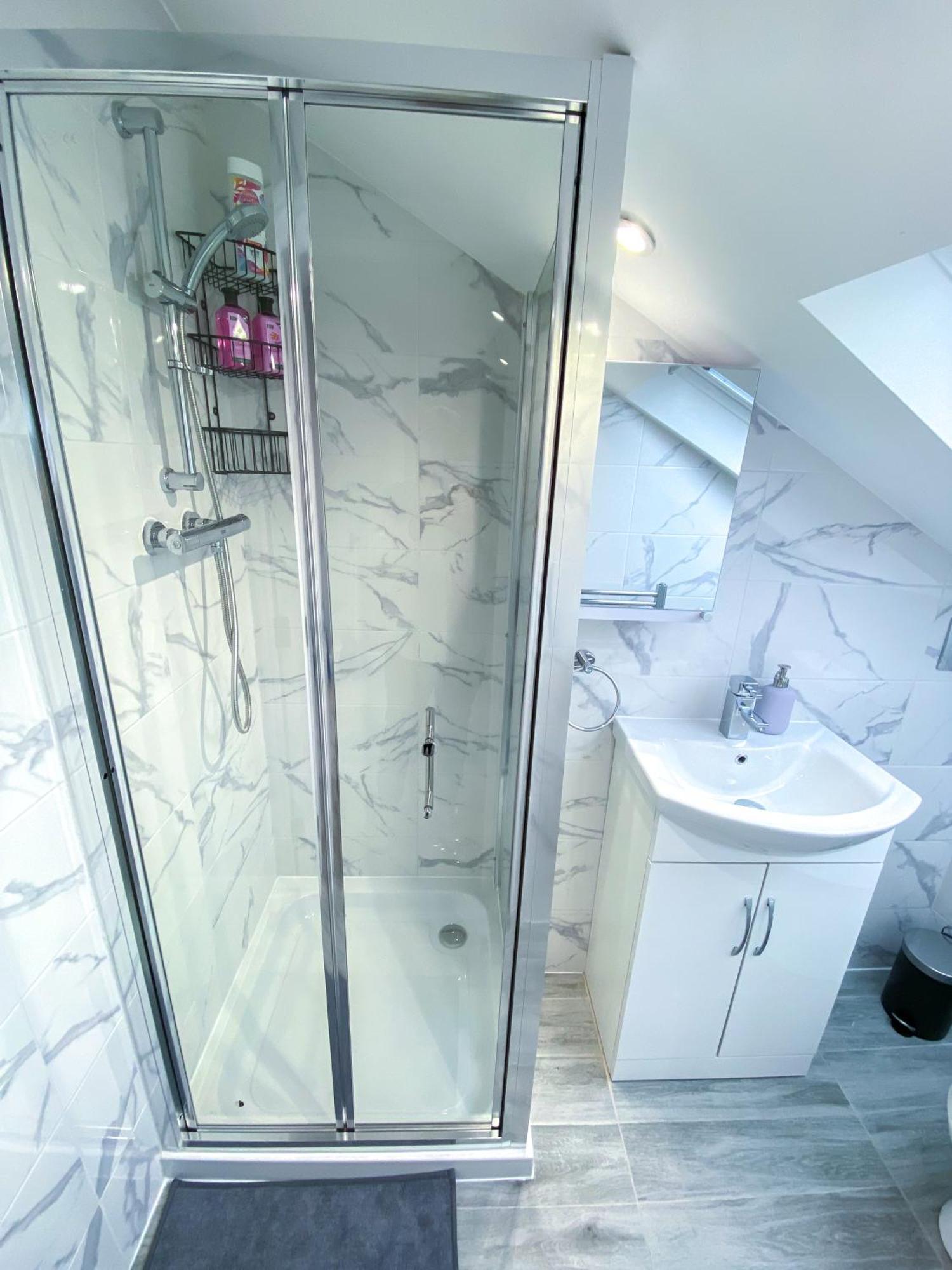 Large 1-Bedroom Flat, 5 Guest, London - F4 Exterior foto